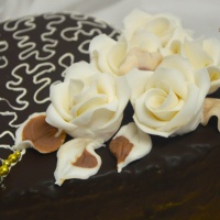 Szív csokoládé torta, aminek egyik fele glazúrral, másik fele marcipán rózsával van díszítve!