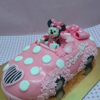 Minnie Mouse autóban torta, marcipánnal bevont és puncs ízben készül