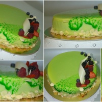 Francia desszert torta belgacsokis zöld glazinggel és pókháló sziluettel díszítve! (gyümölcsök szezonálisak)