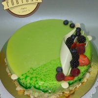 Francia desszert torta belgacsokis zöld glazinggel és pókháló sziluettel díszítve!