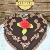 Szív csokoládé torta marcipán rózsával
