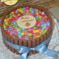 Csokoládé torta (M&Ms és KIT-KAT díszítéssel)