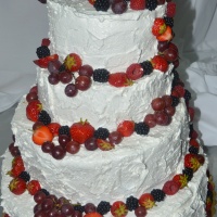 4 emeletes esküvői torta, gyümölcsökkel díszítve