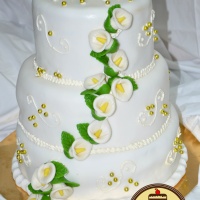 Emeletes menyasszonyi torta, kála virág díszítéssel és marcipán burkolattal, arany gyöngyökkel, glazúrral