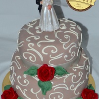 Emeletes torta marcipánnal bevonva, glazúr díszítéssel, rózsákkal, kerámia ifjú párral (bármilyen ízben)
