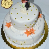 Emeletes torta marcipánnal bevonva, arany gyöngyökkel, liliommal, glazúrral (bármilyen ízben)
