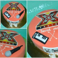 X faktor logoval és mikrofonnal díszített torta, marcipánnal bevont (íz szabadon választható)