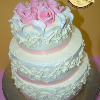 3 emeletes torta krémmel bevonva, rózsákkal díszítve (bármilyen ízben), glazúrral-szalaggal díszítve