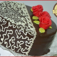 Csokoládé torta glazúr és gyöngy díszítéssel, marcipán rózsákkal