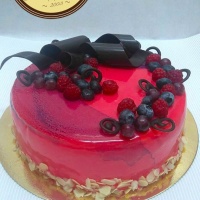 Francia desszert torta belgacsokis piros glazinggel és pókháló sziluettel díszítve! (gyümölcsök szezonálisak)