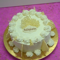 Oroszkrém torta fehér csokoládé díszekkel