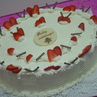 Oroszkrém torta ovál formában eperrel díszítve (eper szezonális!)