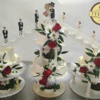 Élővirággal díszített menyasszonyi torta (bármilyen ízben készülhet), krémmel bevonva, esküvői tortatartón