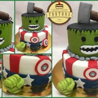 Emeletes torta (Hulk, Amerika kapitánya témában), marcipánnal bevont (bármilyen ízben), marcipán kiegészítőkkel