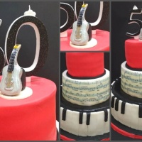 Zenei témájú emeletes torta (bármilyen ízben), marcipánnal bevont, ehető ostyával, marcipán gitárral