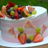 Joghurtos gyümölcsös torta (tölcsérben gyümölcsök és fehér csoki deko, gyümölcsök szezonálisak)