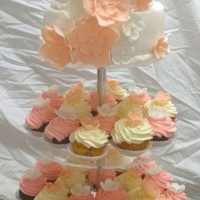 Emeletes menyasszonyi torta muffinokkal, marcipán virágokkal