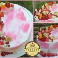 Rózsaszín-fehér színátmenetes torta gyümölccsel és nyuszi gumicukorral (gyümölcsök szezonálisak)