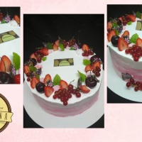 Joghurtos erdei gyümölcsös torta friss szezonális gyümölcsökkel és csokidíszekkel (gyümölcsök szezonálisak)