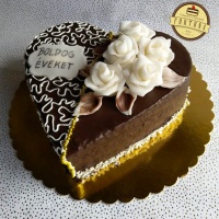 Szív csokoládé torta rózsákkal és glazúr díszítéssel