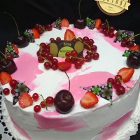 Joghurtos eper torta, kívül szezonális gyümölcsökkel és csokival díszítve