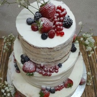 3 emeletes torta friss gyümölcs dekorációval és élővirággal