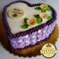 Szív torta, lila színű dekorációval, marcipán virágokkal (bármilyen ízben)