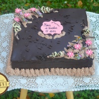 Csokoládé tégla torta, apró marcipán virágokkal díszítve