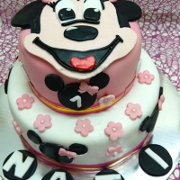 Emeletes Minnie Mouse torta, marcipánnal bevont, bármilyen ízben