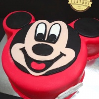 Mickey Mouse torta, marcipánnal bevonva