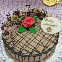 Rigó Jancsi torta rózsával és csokoládé díszekkel