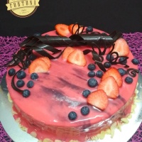 Francia desszert torta belgacsokis rózsaszín-lila glazinggel (gyümölcsök szezonálisak)