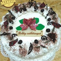 Tiramisu torta virággal és csokoládé dekorációval