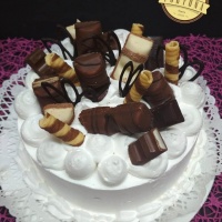 Mini oroszkrém torta, csokoládékkal díszítve