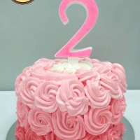 Kislány születésnapra, bármilyen ízben, rózsaszín krémmel díszítve