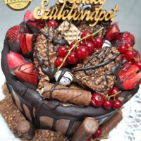 Csokoládés karamellás 8 szeletes "mini" torta kinder maxi kinggel, rolettivel és friss gyümölcsökkel (gyümölcsök szezonálisak)