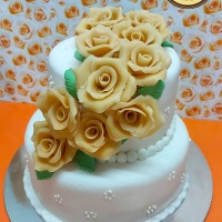 Emeletes marcipánnal burkolt esküvői torta, marcipán rózsákkal, bármilyen ízben