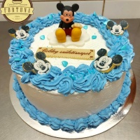 Mickey Mouse torta, kis marcipánnal és mickeys ostya díszekkel