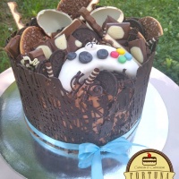 Rigó Jancsi torta , csokihálóban, csokoládékkal és x-box irányítóval díszítve