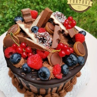 "Mini" Tejszínes csokoládé torta, gyümölcsökkel és csokoládékkal (szezonálisak a gyümölcsök)