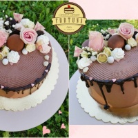 Esküvői csokoládés desszerttorta élővirágokkal, makaronokkal díszítve