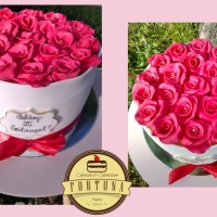 "Rózsás doboz" torta, bármilyen ízben, marcipánnal burkolt és marcipán rózsákkal