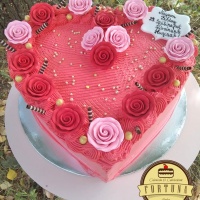 Szív alakú torta, piros krémmel bevonva, marcipán rózsákkal (bármilyen ízben)