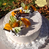 Barackos Túró torta, 8 szeletes, gyümölcsökkel és csokikkal