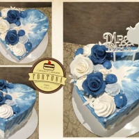 Szív kék-fehér rózsákkal díszített torta, bármilyen ízben, tortabeszúróval