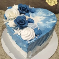 Szív kék-fehér rózsákkal díszített torta, bármilyen ízben