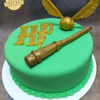 Harry Potter témában torta (bármilyen ízű), saját készítésű díszekkel