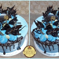 Torta csokoládé díszekkel és kék színnel kívül, bármilyen ízben lehet