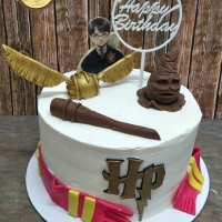 Harry Potter témában torta (bármilyen ízű), marcipán díszekkel