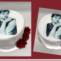 Audrey Hepburn torta ehető ostyával és marcipánnal burkolva, rózsákkal, bármilyen ízben